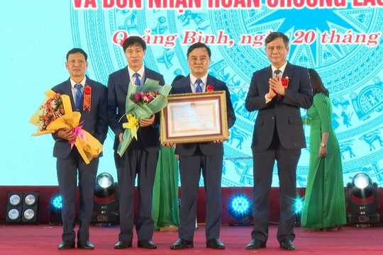 Trường THPT Lương Thế Vinh (Quảng Bình) đón nhận Huân chương Lao động hạng Nhì