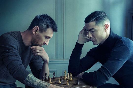 Hình ảnh Messi đánh cờ vua với Ronaldo gây sốt