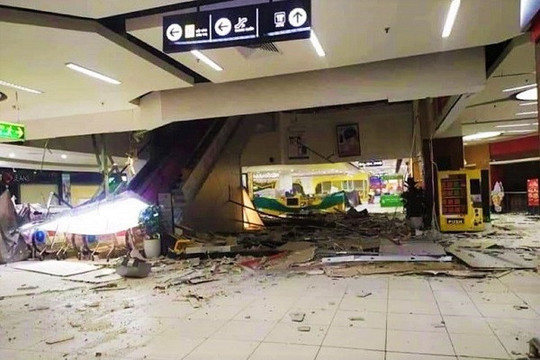 Nghi vấn nổ trong trung tâm thương mại ở Hà Nội, một phần trần nhà đổ sập
