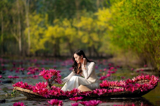 Tới chùa Hương ngắm thiếu nữ rạng ngời bên dòng suối 'nở hoa'