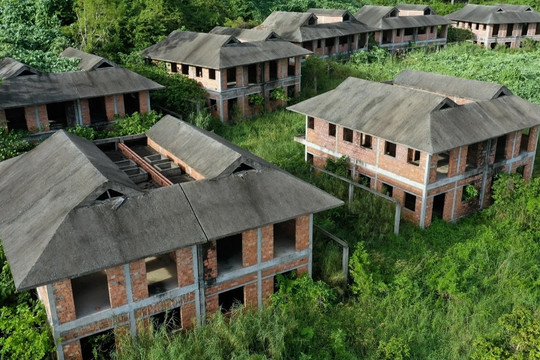 Hàng loạt biệt thự bỏ hoang ở ven biển Đà Nẵng