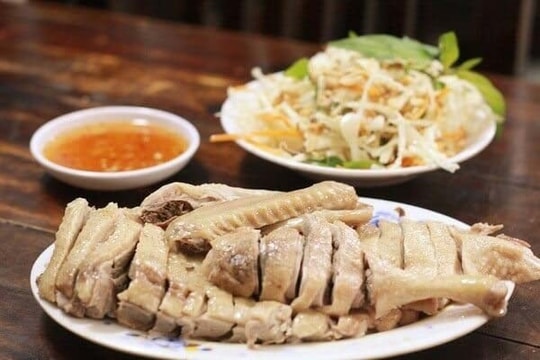 Luộc vịt chỉ dùng nước lạnh và gừng chưa đủ: Thả thêm thứ này thịt hết sạch mùi hôi, đậm vị ngọt