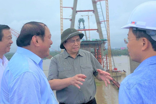 Thủ tướng Phạm Minh Chính khảo sát tiến độ thi công cầu Mỹ Thuận 2