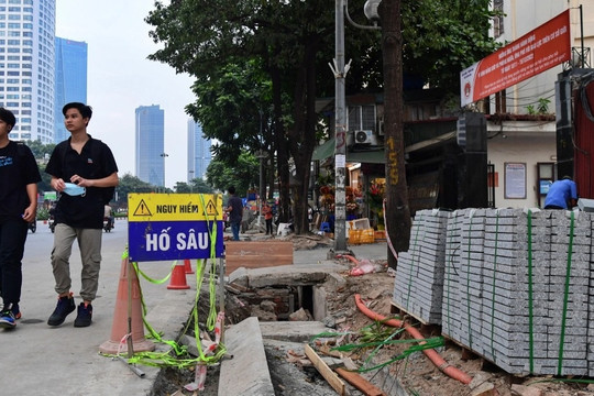 Người dân khổ sở vì vỉa hè "đường đẹp nhất Việt Nam" bị đào bới dở dang