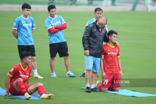 Tuyển Việt Nam trong buổi tập đầu tiên chuẩn bị cho AFF Cup 2022