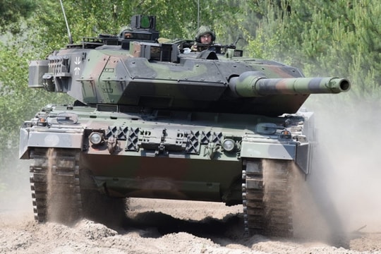Xe tăng Leopard của Đức ‘bất lực’ khi leo dốc 30 độ