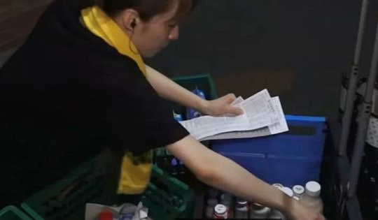 Cựu idol Kpop phải giao sữa kiếm sống, chỉ kiếm hơn 7 triệu đồng mỗi tháng