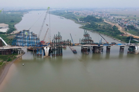 Công trường cầu vòm thép cao nhất Việt Nam trên sông Đuống