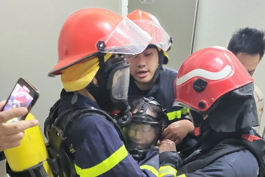 Giải cứu 2 phụ nữ thoát khỏi đám cháy chung cư ở Hà Nội
