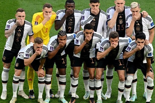 Liên đoàn bóng đá Đức ủng hộ cầu thủ "lấy tay che miệng"