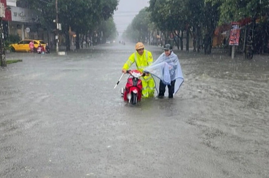 Trận mưa lớn hiếm gặp khiến đường phố thành Vinh ngập sâu
