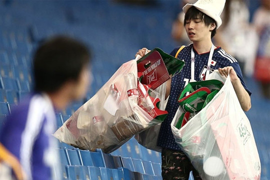 CĐV Nhật Bản dọn rác ở khán đài sau chiến thắng trước đội Đức