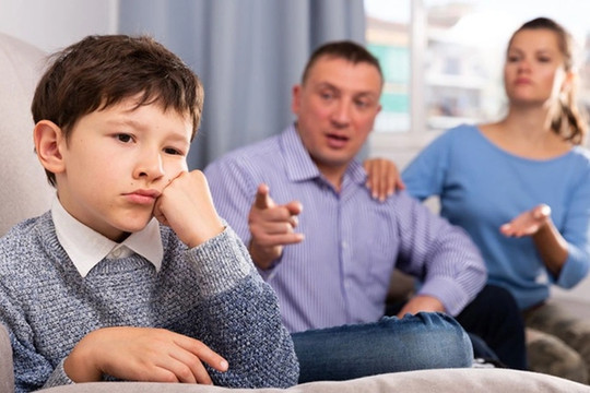 4 sai lầm cha mẹ thường mắc phải khi dạy trẻ bướng bỉnh