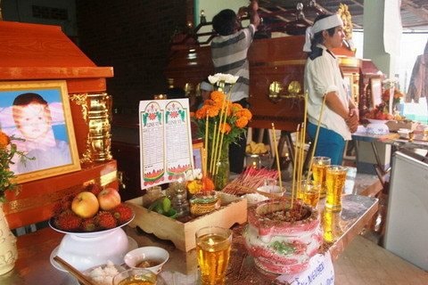Quá nghèo, cha đốt 3 con rồi tự sát