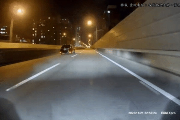 Xe máy phóng hơn 200 km/h, lao vào đuôi xe taxi như nã đạn