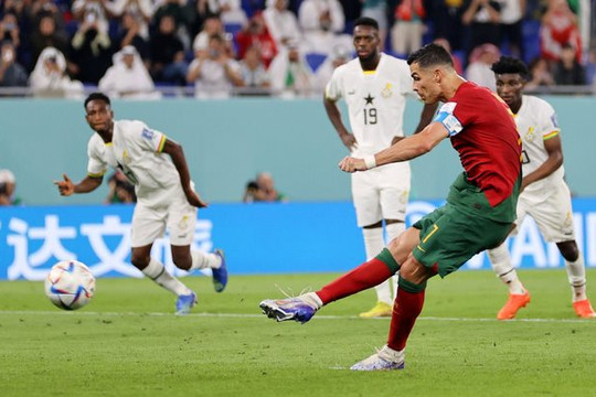 Bản tin World Cup: Nhầm lẫn về kỷ lục của Ronaldo, Uruguay bị Barcelona hăm kiện