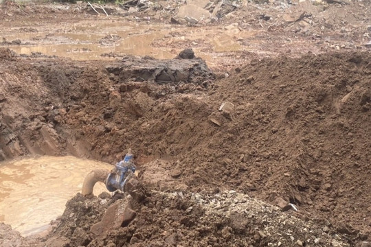 Hàng nghìn hộ dân Hà Nội thiếu nước sạch do vỡ đường ống