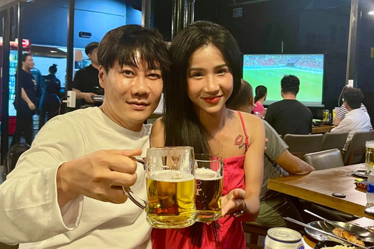 CĐV Hàn ở Việt Nam ăn thịt nướng, uống bia cổ vũ đội nhà