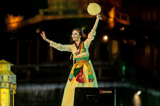 Người Hàn Quốc mang múa truyền thống đến Huế