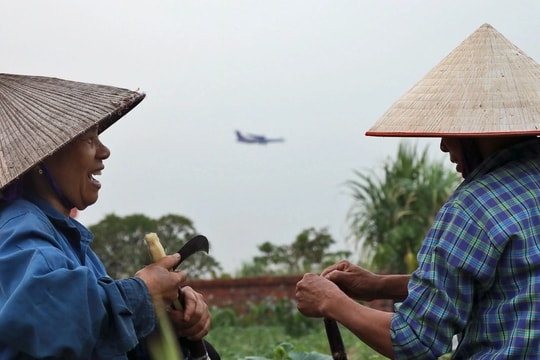 Sống dưới những chuyến bay