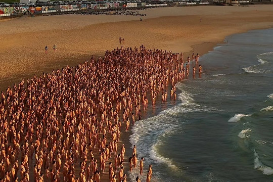 Úc: Hàng ngàn người khỏa thân ngoài bãi biển để chụp ảnh tập thể