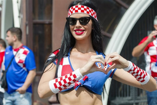 ‘Cổ động viên sexy nhất World Cup’ của Croatia là ai?