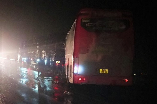 Xe khách tông ô tô tải đang đỗ trên cao tốc Nội Bài - Lào Cai, 7 người thương vong