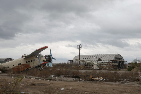 Cảnh đổ nát bên trong sân bay quốc tế Kherson sau khi quân đội Nga rút lui