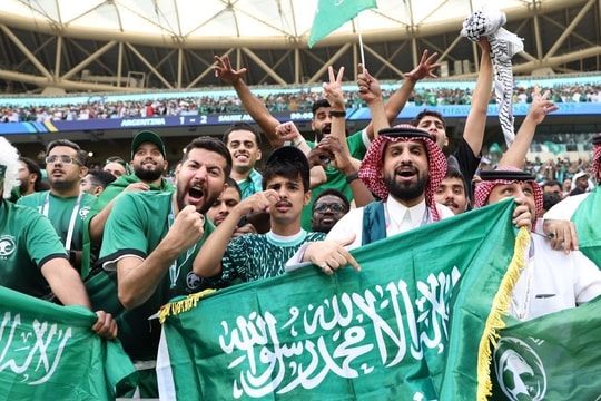 Văn hóa cổ động viên Saudi Arabia làm kinh ngạc thế giới