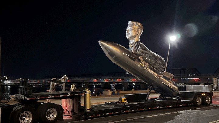 Bức tượng Elon Musk gây kinh ngạc với mình dê, đầu người