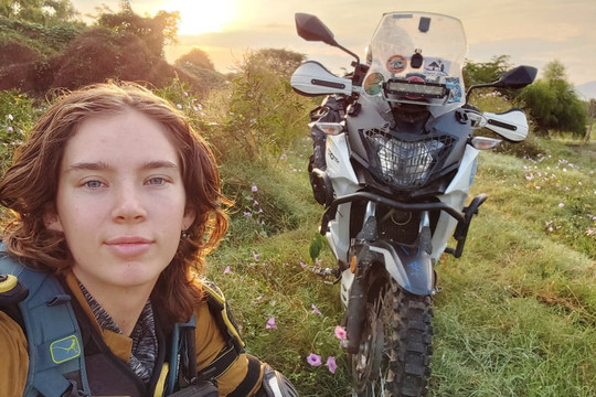 Nữ phượt thủ trẻ tuổi đi vòng quanh thế giới bằng xe máy