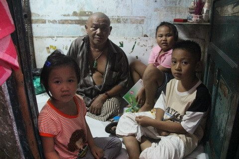 Gà trống nuôi con: 3 trẻ thơ và người cha khuyết tật