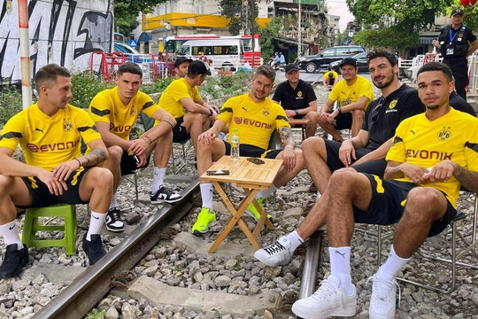 Cầu thủ Dortmund tự ý lấy bàn ghế rồi 'check-in' cà phê đường tàu Hà Nội?