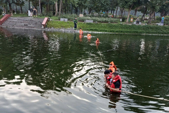 Bé trai tử vong dưới hồ Bảy Mẫu trong Công viên Thống Nhất