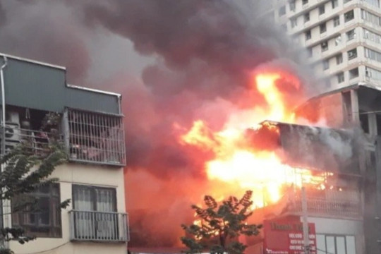 Hà Nội: Cháy nhà 4 tầng trên phố Minh Khai