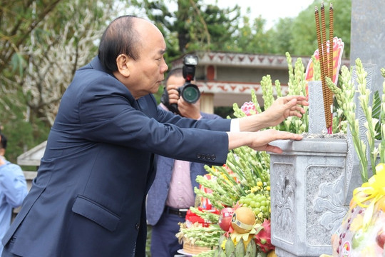 Chủ tịch nước Nguyễn Xuân Phúc dâng hương tưởng niệm nữ sĩ Hồ Xuân Hương