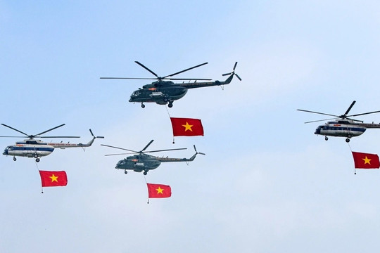 Những lá cờ được treo thế nào ở 6 trực thăng bay tại triển lãm quốc phòng?