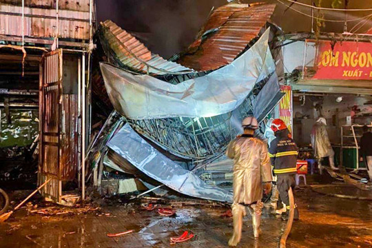 Hà Nội: Cháy dãy nhà tạm ở Phú La, cửa hàng sửa xe máy bị sập