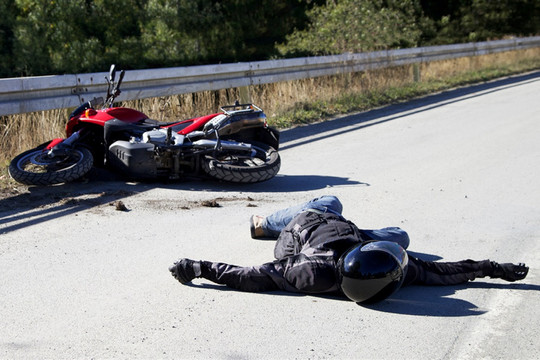 Gặp tai nạn ‘từ trên trời rơi xuống’, người đi xe máy thoát chết nhờ chiếc mũ bảo hiểm