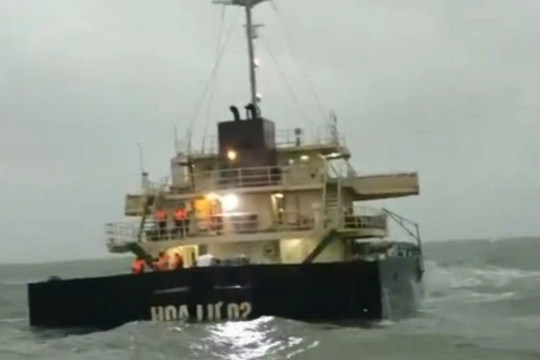 13 thuyền viên trên tàu gặp nạn kêu gọi cứu hộ khẩn cấp