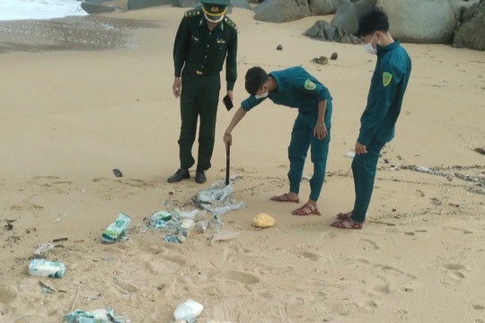 Tiếp tục phát hiện 20 túi nghi chứa ma túy dạt vào bờ biển