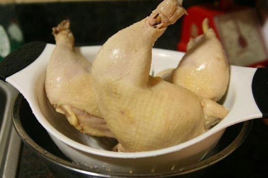 Rã đông thịt gà sai cách vừa mất chất lại sản sinh thêm độc tố