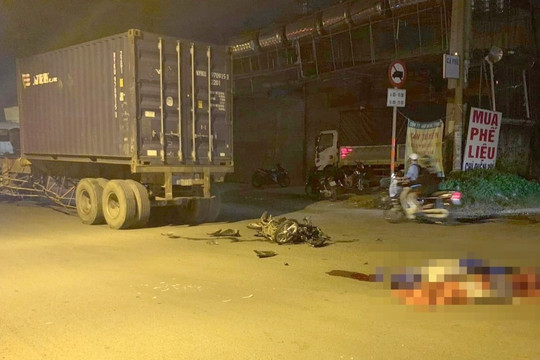 Xe máy va chạm xe container, 2 người tử vong tại chỗ