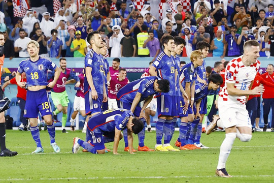 Bản tin World Cup: Nhật Bản thua vì các cầu thủ tự quyết đá luân lưu; HLV Hàn Quốc từ chức