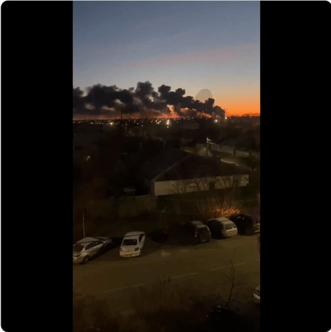 Sân bay Nga bị tấn công, bồn chứa dầu bốc cháy