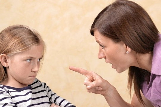 Nếu khi bố mẹ trách mắng mà con có 2 PHẢN ỨNG này thì hãy coi chừng: Con đang có vấn đề tâm lý, không lơ là được đâu!