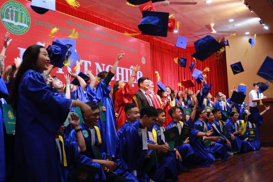 Hàng nghìn sinh viên bị đuổi học mỗi năm: Lỗi tại ai?