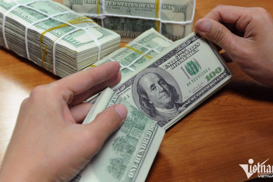 Tỷ giá USD tự do lao dốc, tại Vietcombank xuống dưới mức 24.000 đồng/USD