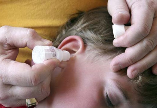 Có nên rửa tai mỗi ngày bằng nước muối sinh lý?