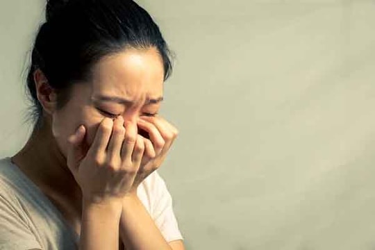 Gọi điện cho chồng cũ đòi tiền nuôi con, tôi lặng người khi thấy tấm ảnh thờ